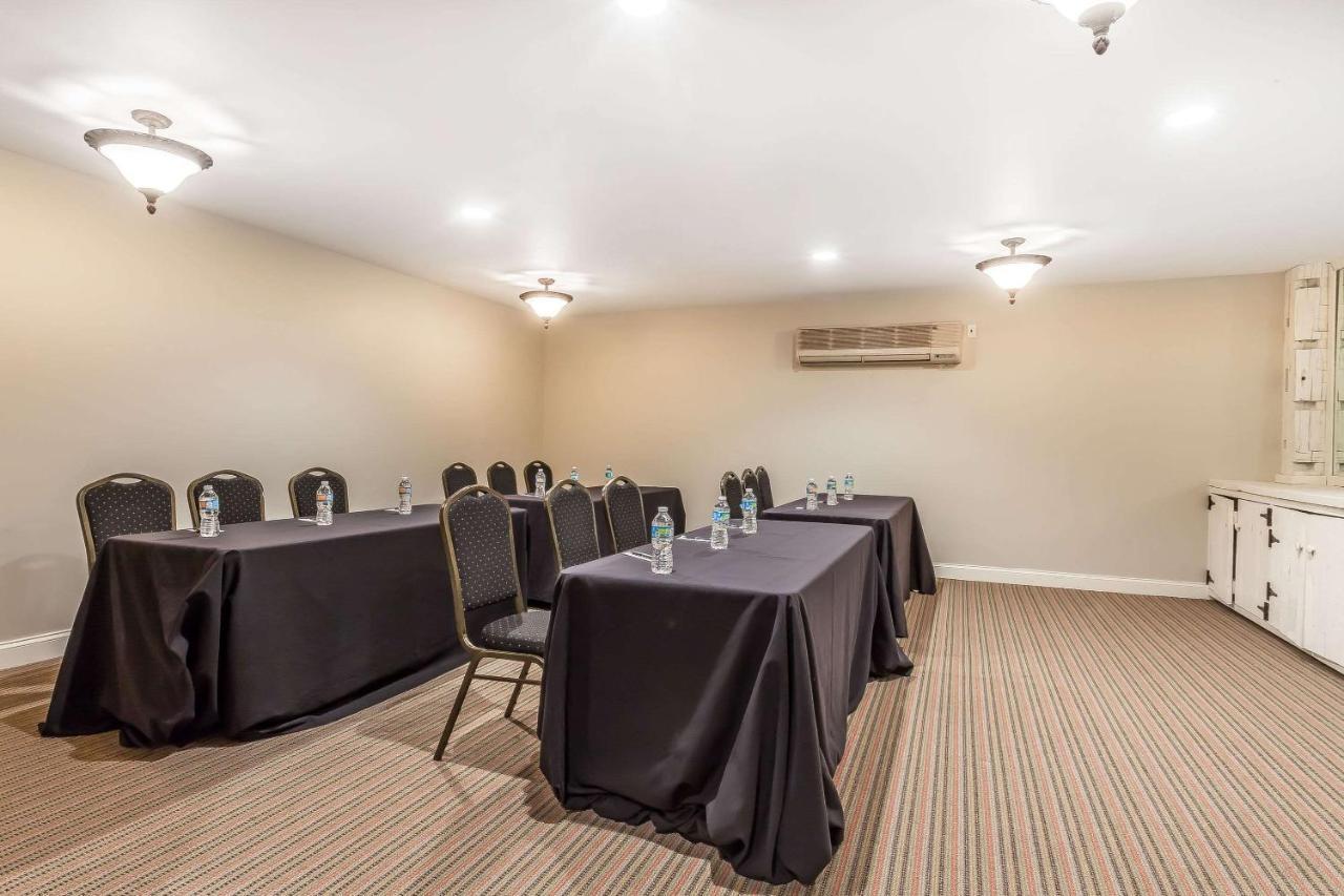 The Aurora Inn Hotel And Event Center Esterno foto